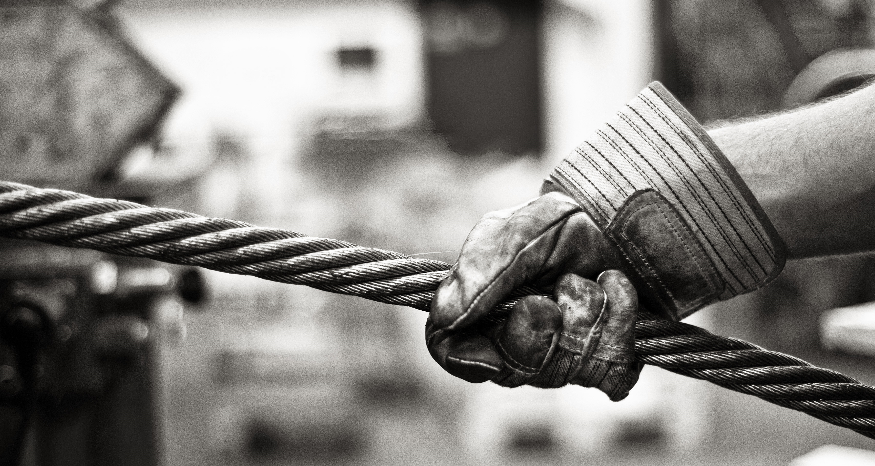 Drahtseil gehalten mit Handschuh