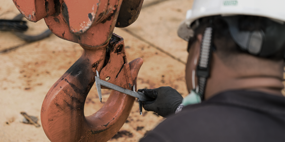 service tecgnician measuring hook